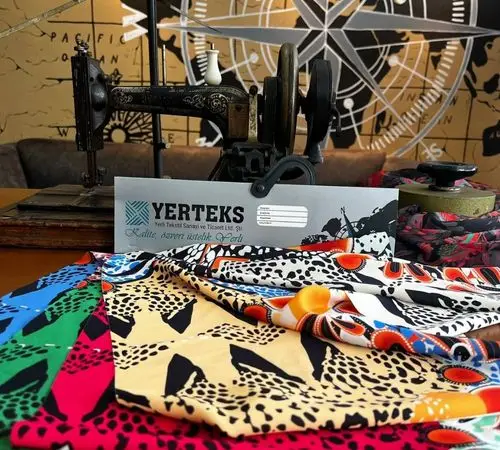 Yerteks atölyesinde dijital baskılı renkli desenli kumaş örnekleri
