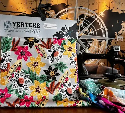 Askıda baskılı çiçek desenli polyester kumaş ve renk kartelaları
