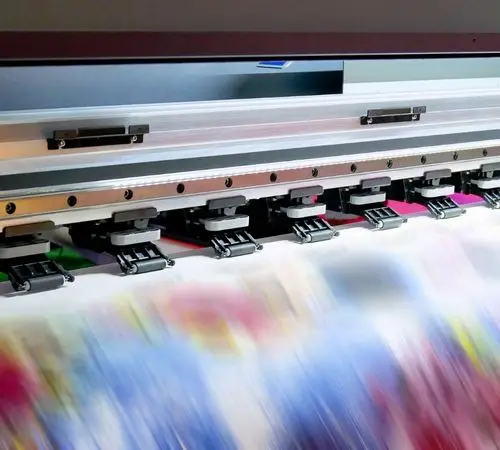 Geniş formatlı süblimasyon baskı makinesi renkli desen basarken