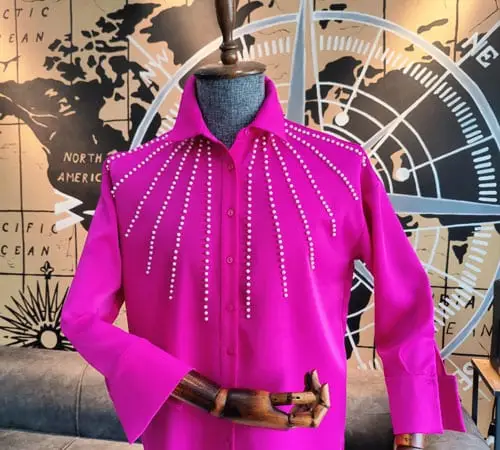 Pembe gömlek üzerine inci çakım uygulaması